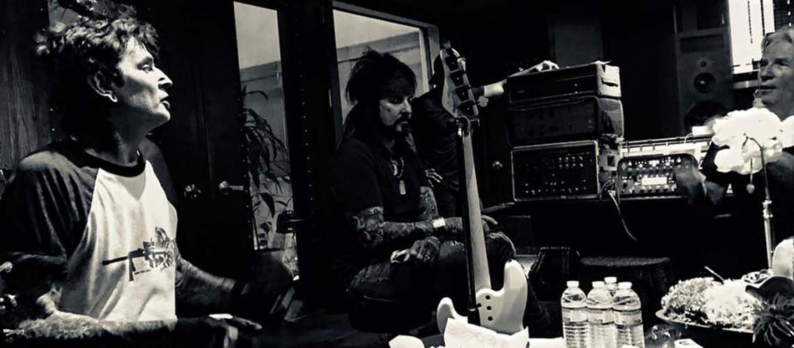 Tommy Lee y Nikki Sixx de Mötley Crüe juntos en el estudio