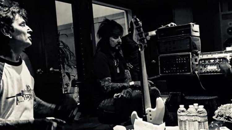 Tommy Lee y Nikki Sixx de Mötley Crüe juntos en el estudio